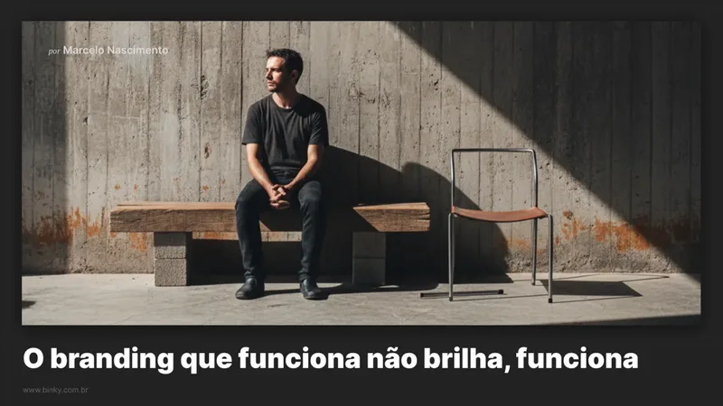 Homem sentado sozinho em banco de madeira diante de uma parede de concreto, com uma cadeira vazia ao lado
