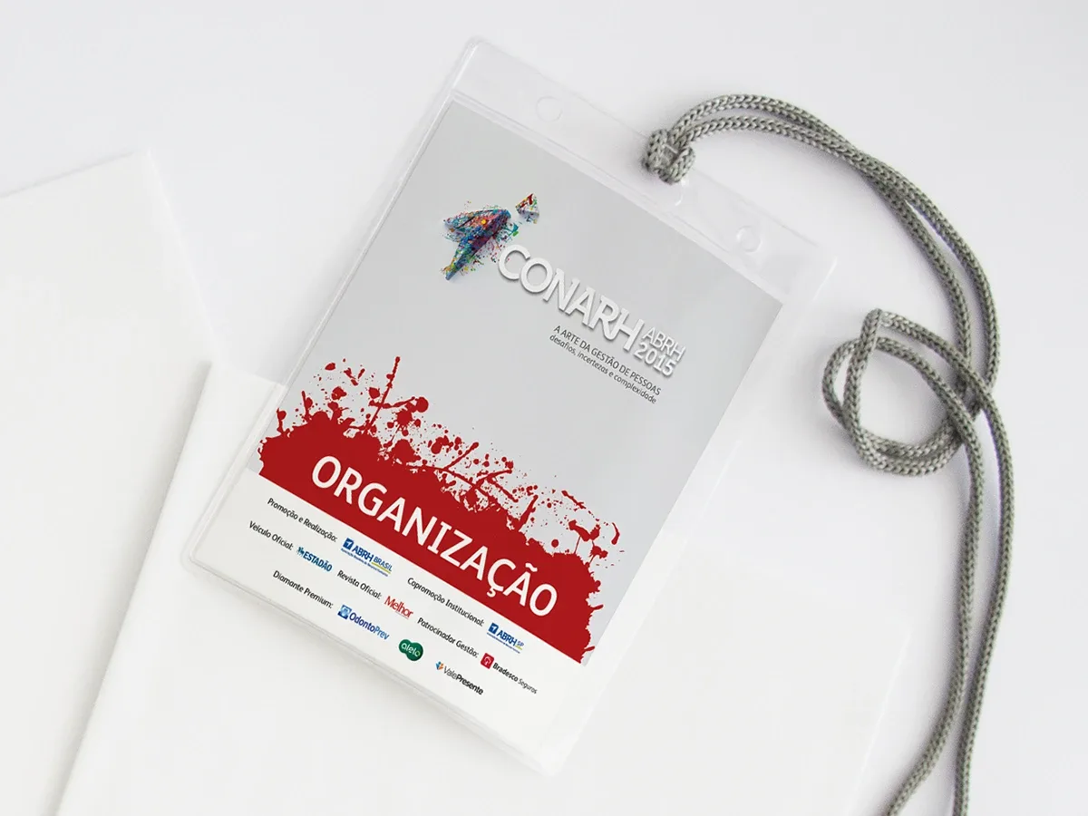 Crachá de organização do CONARH com a identidade aplicada