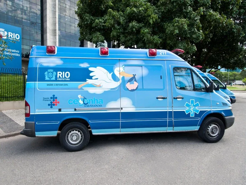 Ambulância do programa adesivada com a identidade Cegonha Carioca