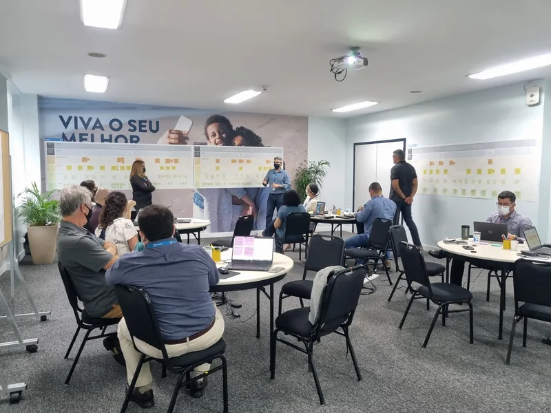 Sala de imersão da Abbott com linhas do tempo na parede
