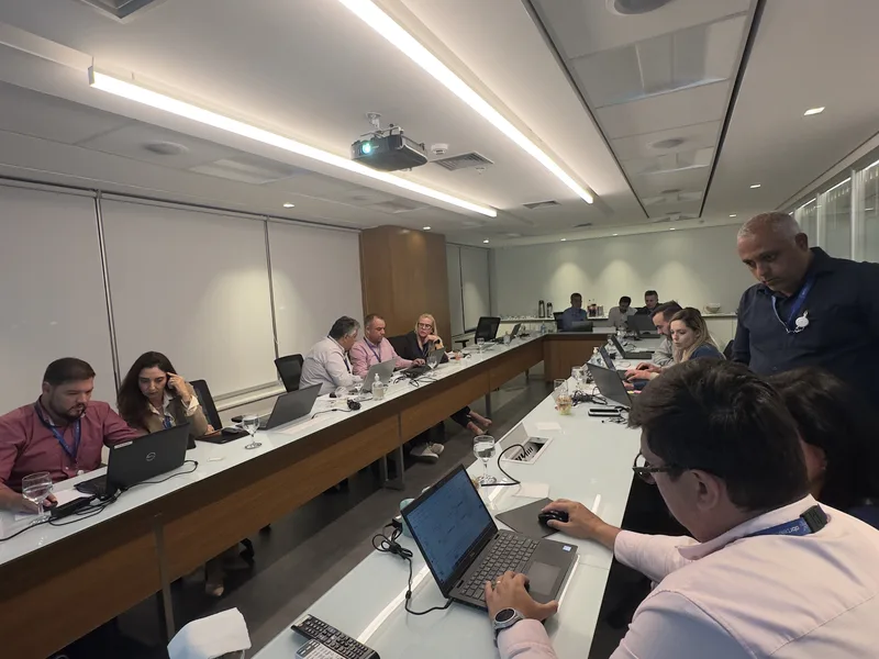 Sessão de trabalho em sala de reunião