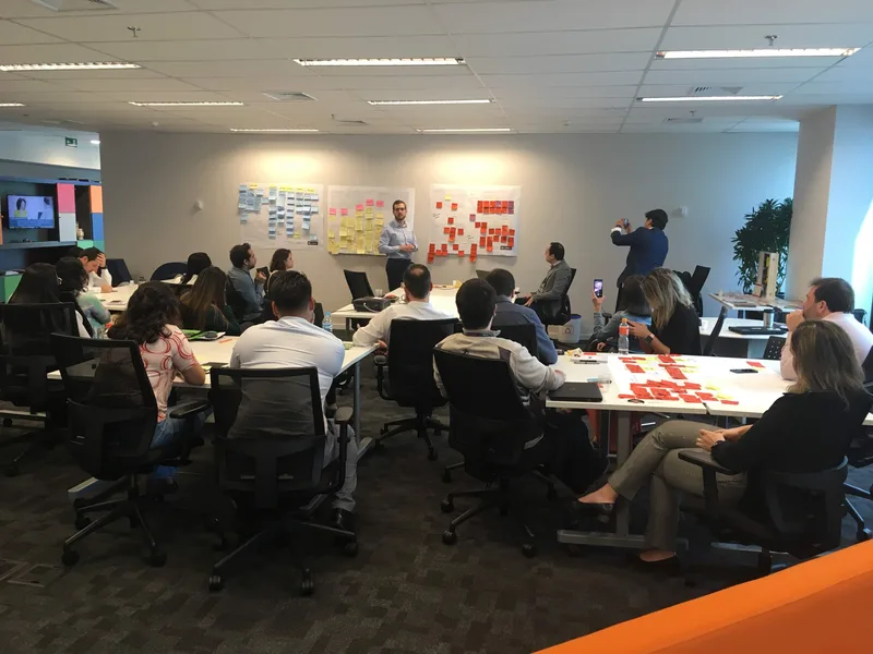 Grupo em pé trabalhando sobre canvas na mesa