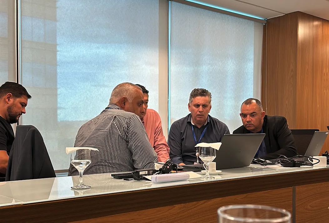 Executivos da ABR Telecom trabalhando em bancada durante o planejamento estratégico