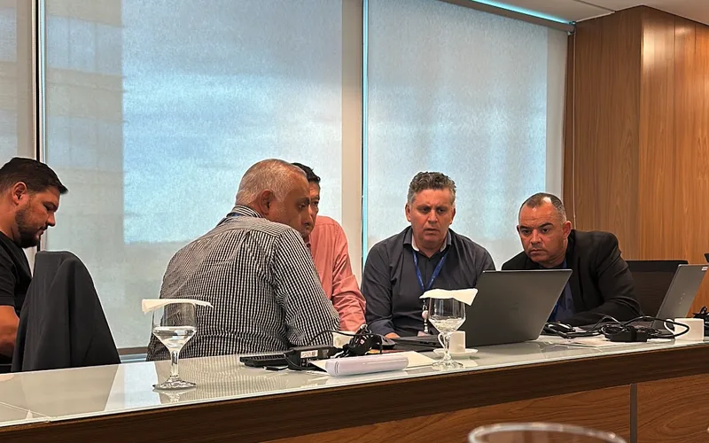 Executivos da ABR Telecom trabalhando em bancada durante o planejamento estratégico