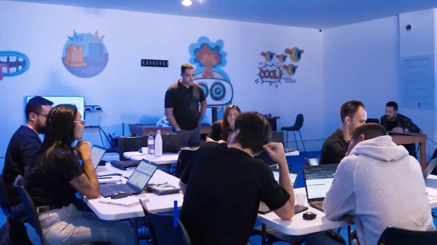 Squad da Profarma trabalhando em sala durante o design sprint