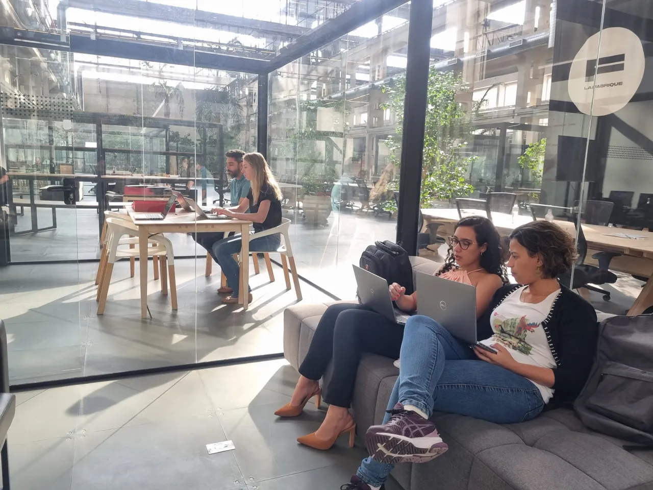 Dupla analisando sinais em telas no estúdio
