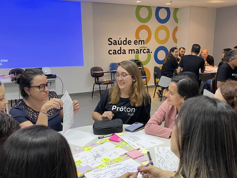 Dupla conversando diante da parede Saúde em cada marca da d1000