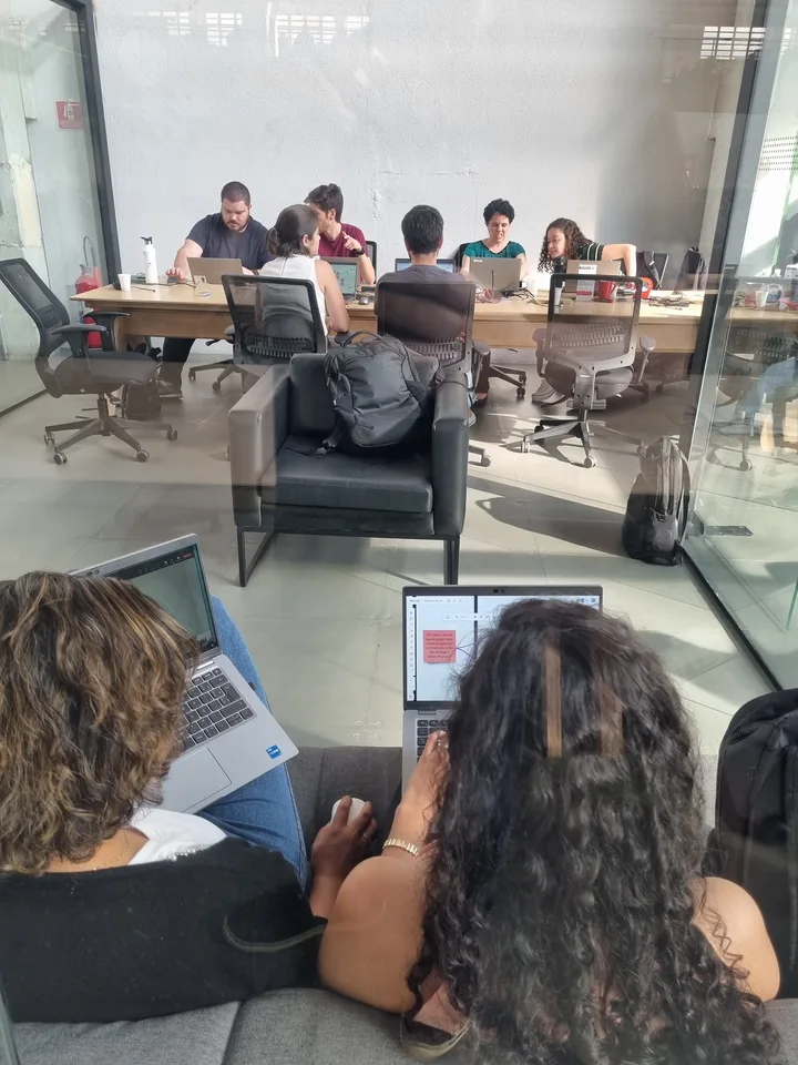 Participante organizando materiais durante sessão de trabalho com a Edenred