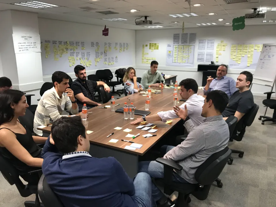 Mesa com post-its organizados durante preenchimento do canvas