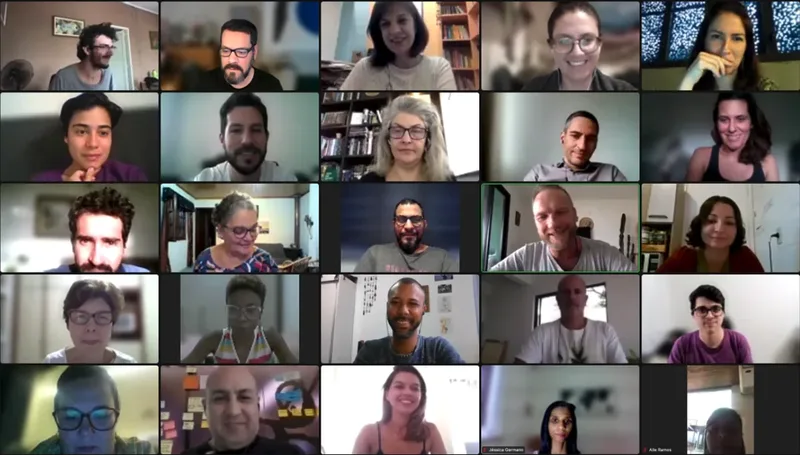 Grade de vídeo com os 30 participantes da Oficina de Futuros em encontro online