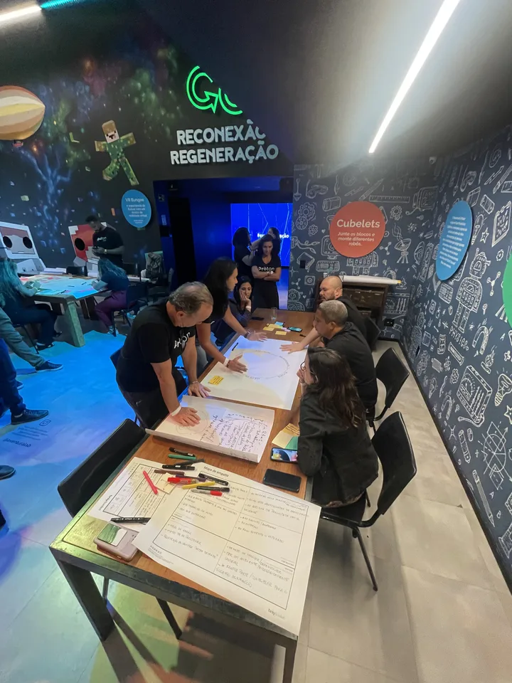 Grupo da Profarma trabalhando em mesa no espaço de inovação