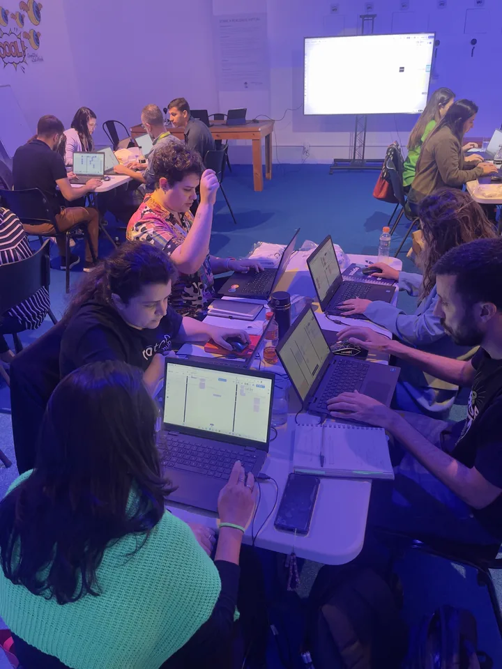 Time da Profarma em sessão noturna de trabalho com laptops